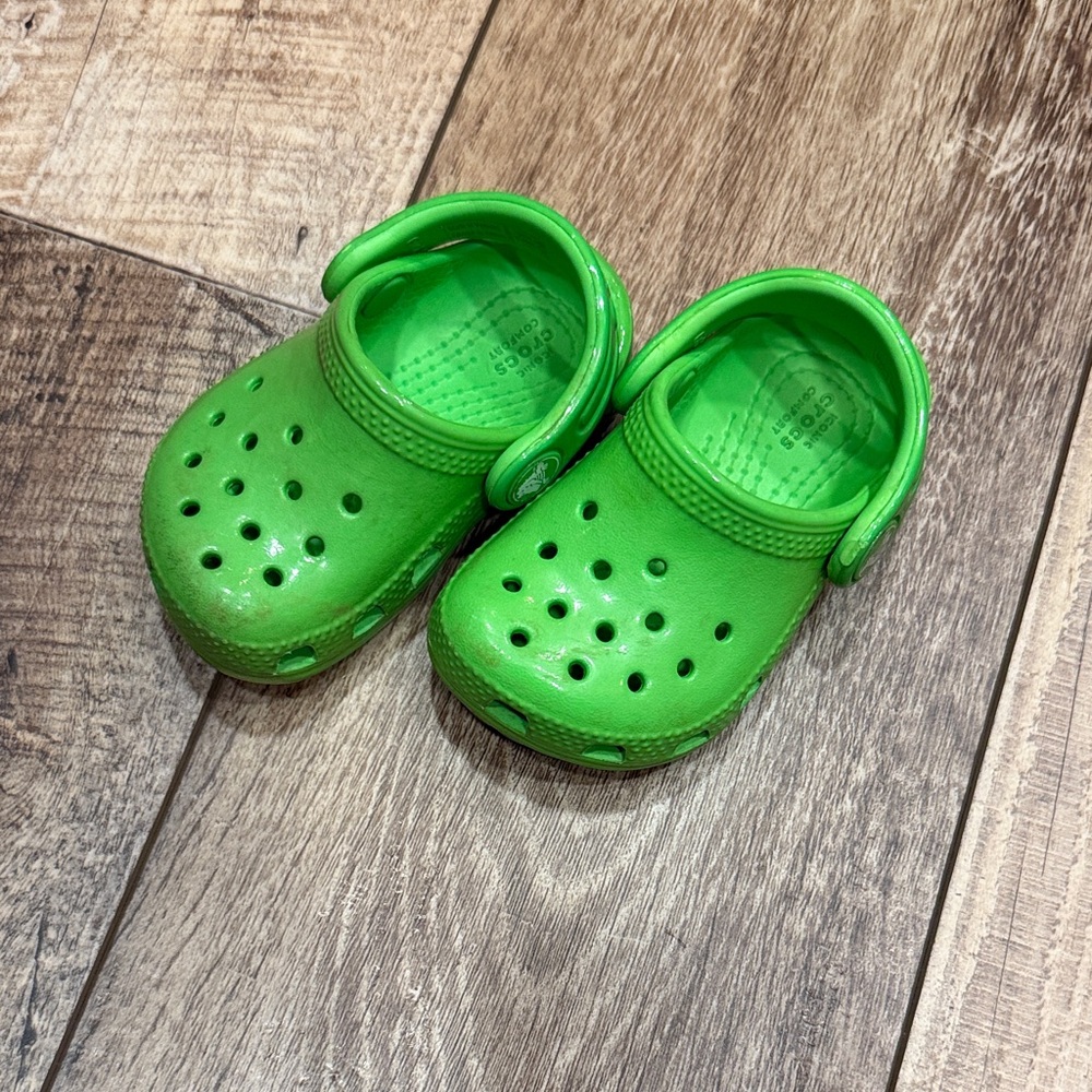 CROCS Kids Bright Green Classic Clogs with Heel Strap